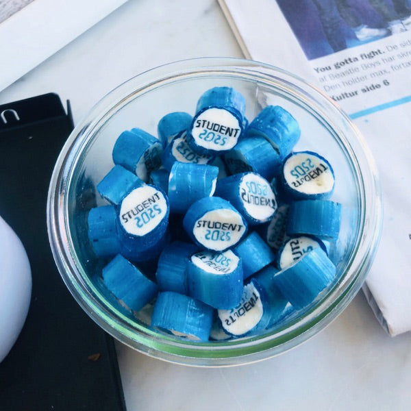 Studentenblaue Bonbons als Tischdeko