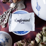 Weiße Konfirmationstüten mit schwarzem Aufdruck, gefüllt mit handgemachten Süßigkeiten