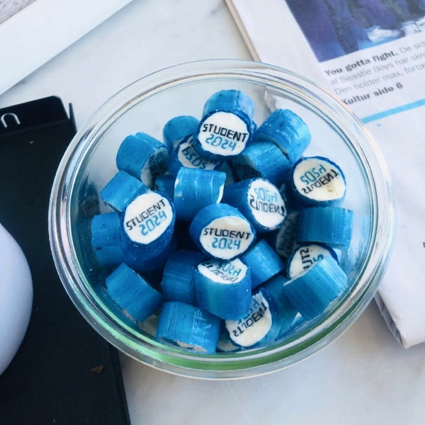 Studentische blaue Bonbons für die Tischdekoration
