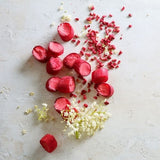 Handgefertigte Gourmet-Süßigkeiten mit Himbeeren und Holunderblüten