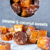 Handgefertigte Gourmet-Süßigkeiten aus Karamell und Kokosnuss