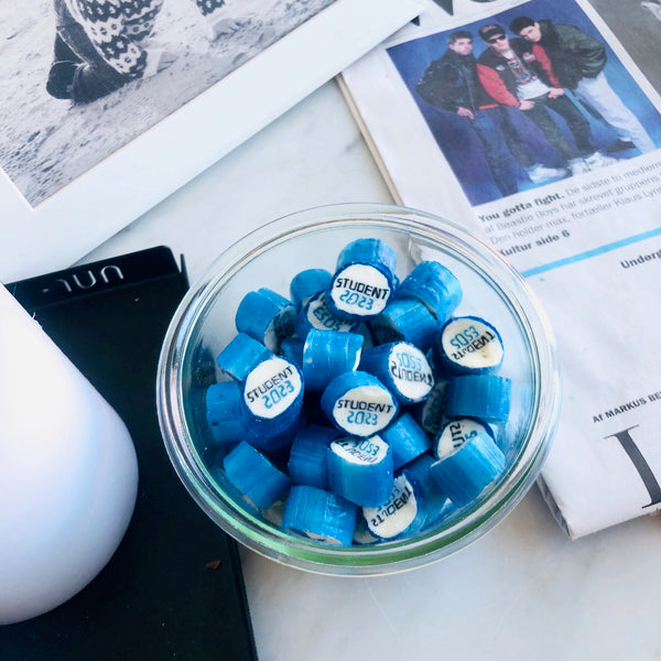 Studentische blaue Bonbons für die Tischdekoration