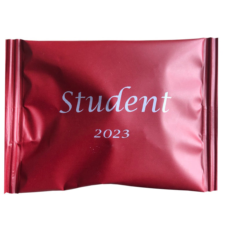 Rote Studententasche mit weißem Aufdruck inkl. Harte Süßigkeiten